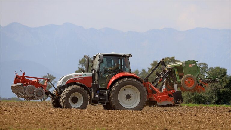 Penerapan IoT dalam Smart Farming untuk Mekanisasi Pertanian