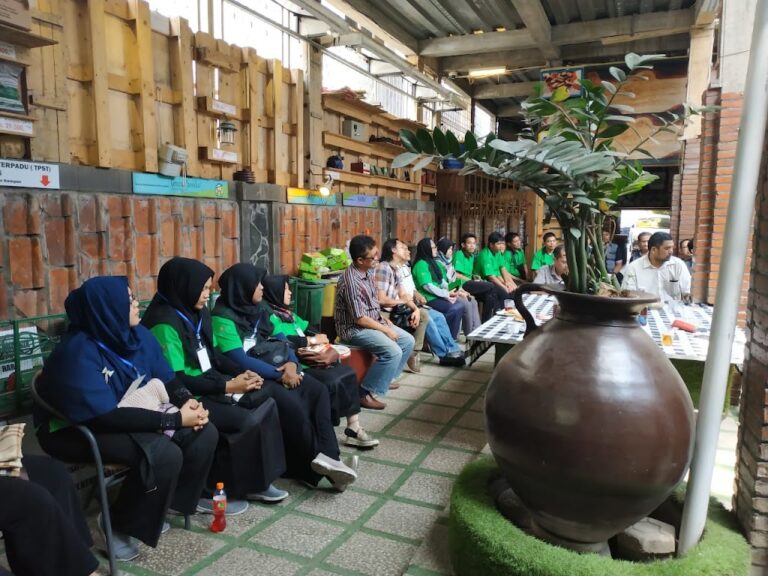 Pelatihan Bisnis Jasa Pengelolaan Sampah Kawasan Komersial