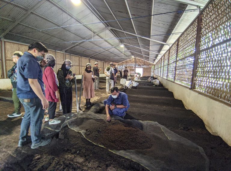 Cara Mudah Membuat Kompos Mandiri di Rumah