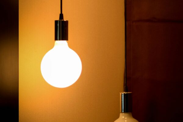 Composition of three glowing light bulbs creating a warm ambiance. Ideal for energy and design themes.